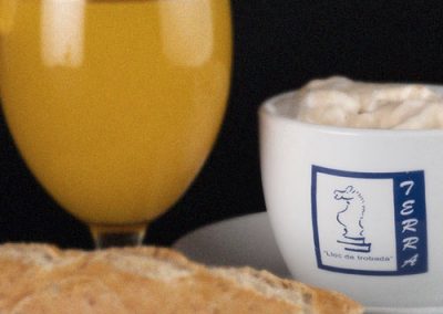 Jugo de naranja, pocillo de café, sandwich